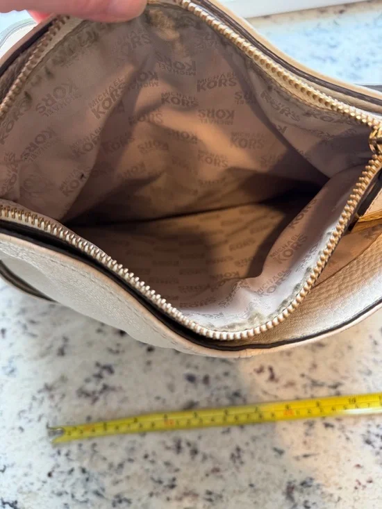 Michael Kors Cream Pebbled Leather Shoulder Bag with Gold Hardware - Picture 7 of 12